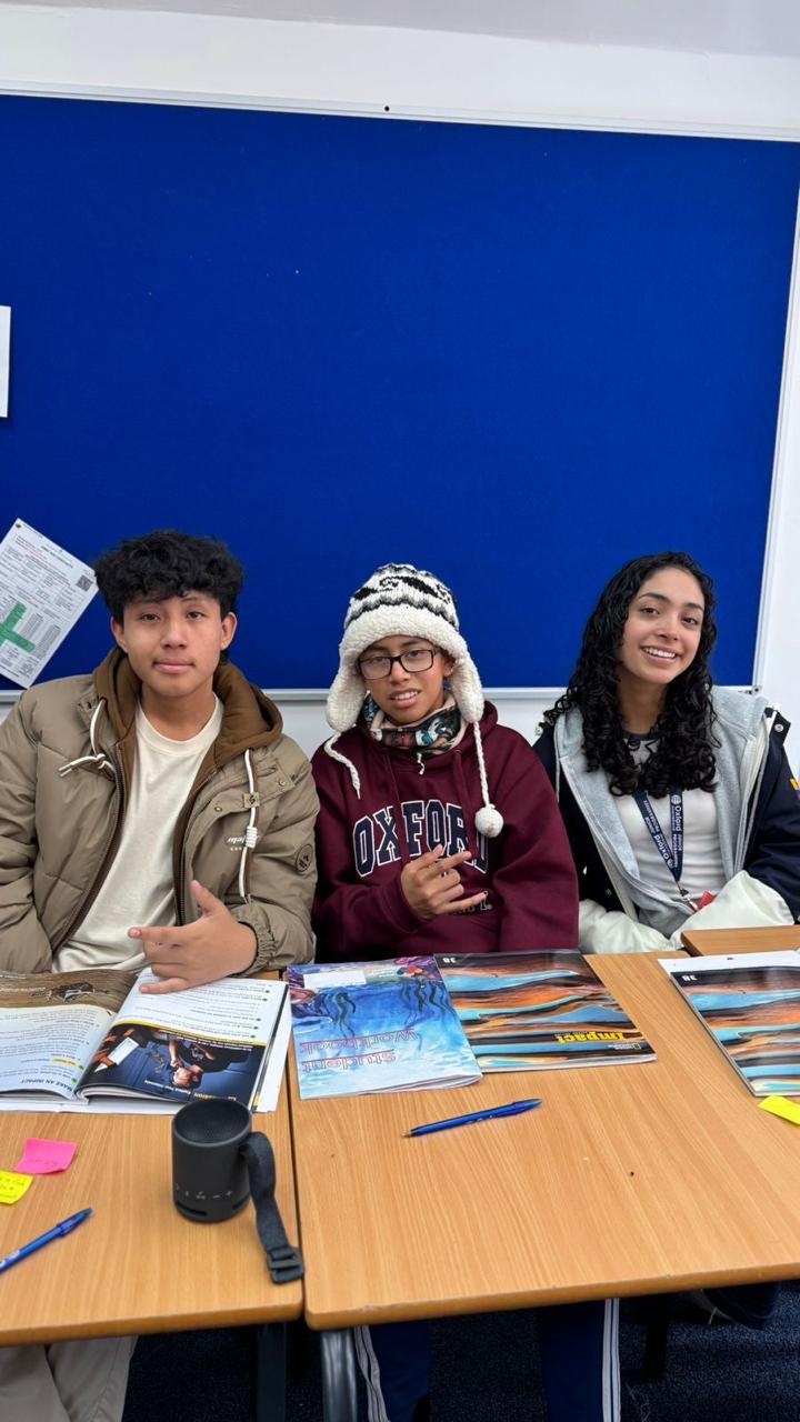 Estudiantes YIC en clase en el exterior